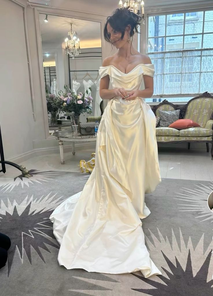 A-line Satin Wedding Dress Off The Shoulder fg5374