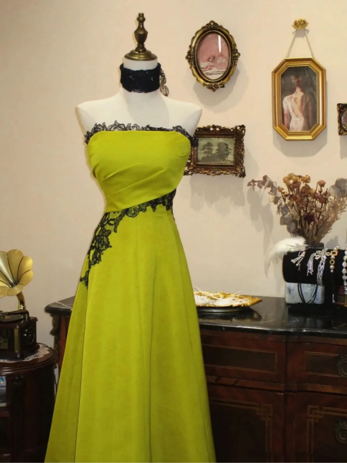 A-Line Green Evening Gown with Black Lace Appliqué, Strapless Floor-Length Prom Dress fg8723