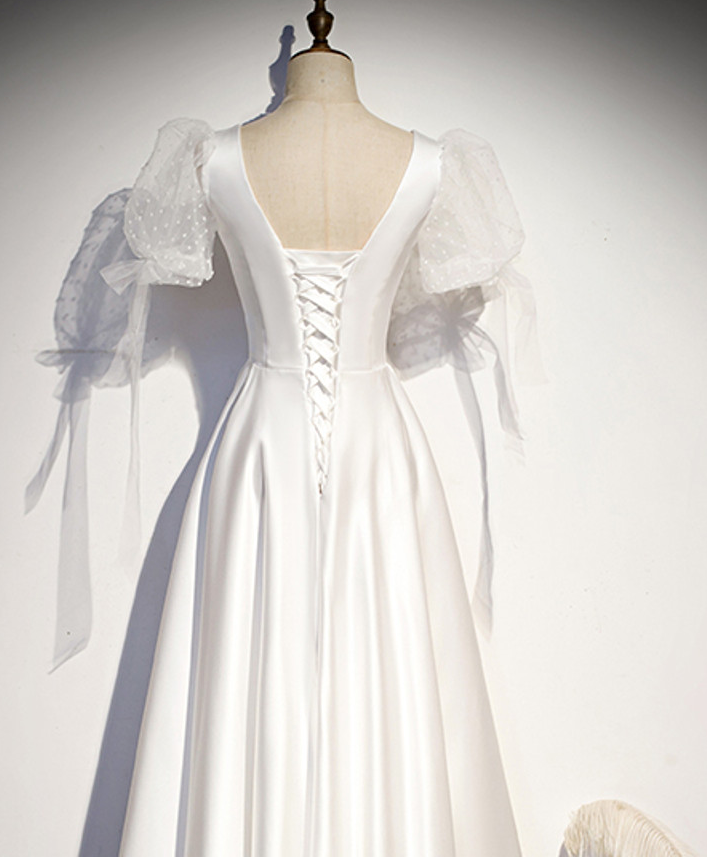 Weißes Satin-Ballkleid mit kurzen Ärmeln und Knopfleiste, fg3841
