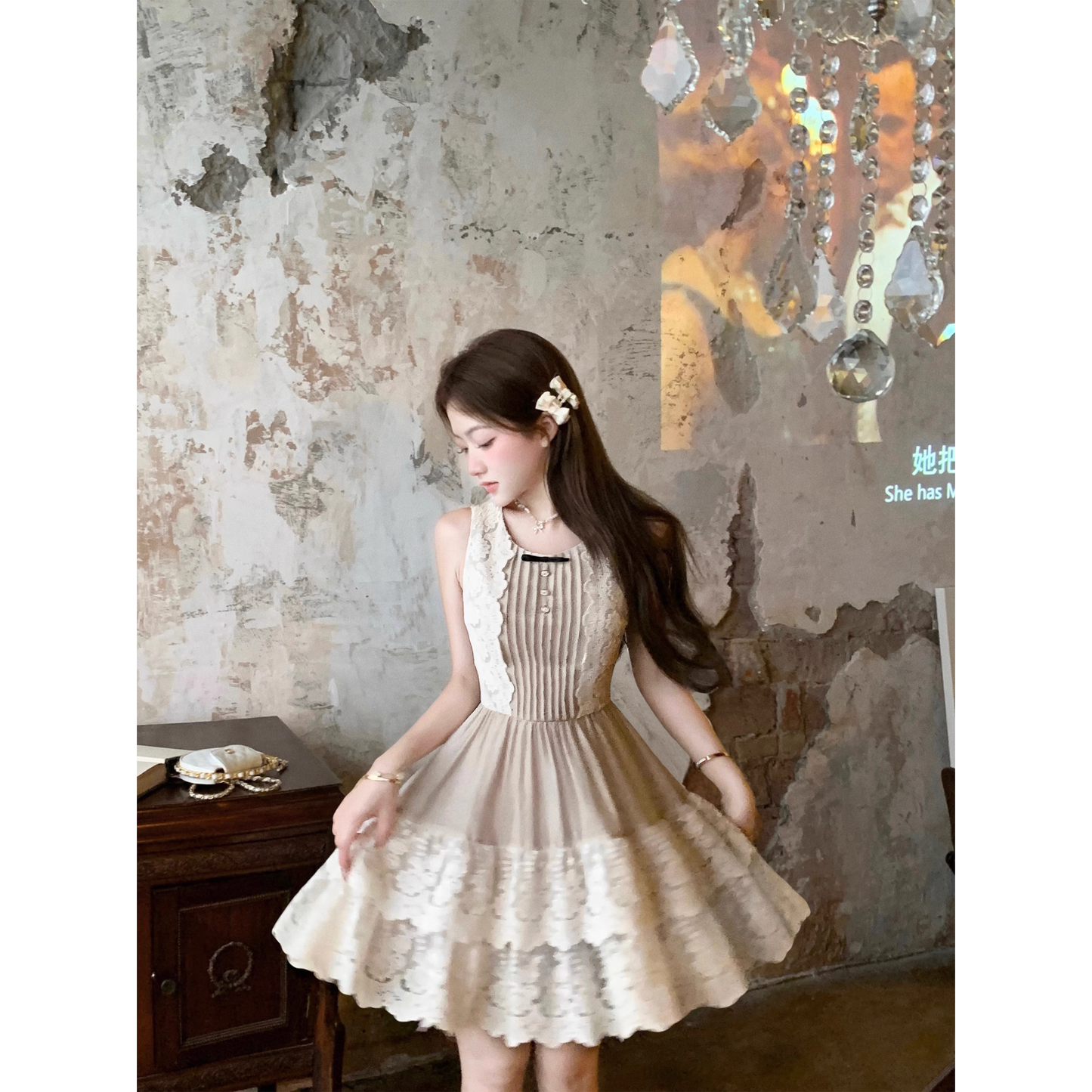 Slim-fit sleeveless dress with a sophisticated princess feel  A118